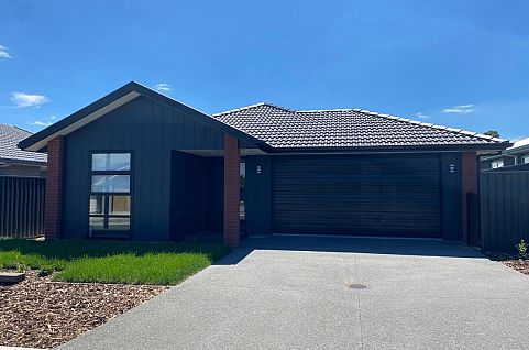 12 Pioneer Cres